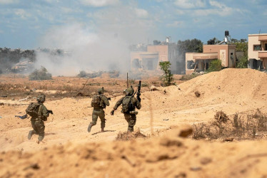 Foto | EFE | LA PATRIA  La ofensiva israelí en toda la Franja es cada vez más intensa en el centro del enclave.