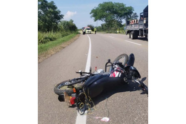 La moto en la que viajaban. Las dos personas se accidentaron a las 9:00 a.m. de este martes en la vía La Dorada - Puerto Boyacá.