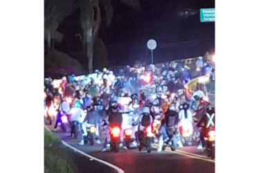 Las motos se ubicaron en el sector de la Estación Uribe y bloquearon la salida de Manizales en la noche de este sábado.