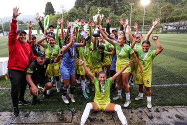 Jugadoras, técnicos y auxiliares del Atlético Dosquebradas reciben el trofeo que los acredita como los campeones de la Copa LA PATRIA Femenina de Fútbol. Le ganaron 2-1 al Once Caldas MFC.