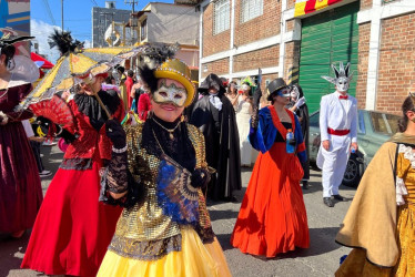 El color de las comparsas brilló en el día soleado en Anserma. 