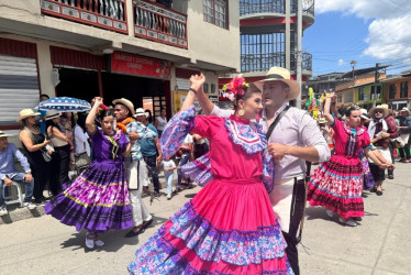 El desfile se desarrolló este domingo en las calles de Aguadas. 