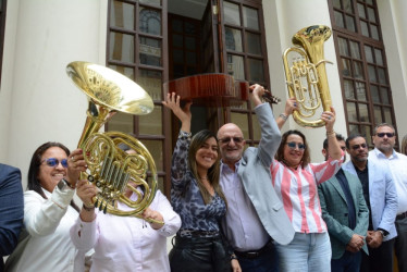 La entrega de instrumentos contó con la presencia de los rectores y directores de las bandas. 