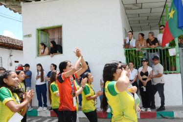 La Selección Huila Sub-19 de fútbol de salón por las calles de Filadelfia mientras en las casas las observaban desfilar. En una vivienda ubicaron una bandera del municipio.