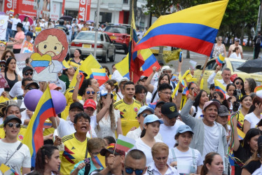 Con pitos, panderetas y las banderas de Colombia varias personas acudieron a la convocatoria nacional.