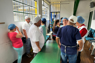 Manizaleños con discapacidades aprenden en el barrio San José, en un curso del Sena y la Alcaldía, sobre salubridad en la cocina.