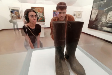 Juliana Rodríguez y Rodolfo Quiñonez participantes en el recorrido de la Noche de los Museos en la exposición El Rigor de la Mirada en el Centro Cultural del Banco de la República.