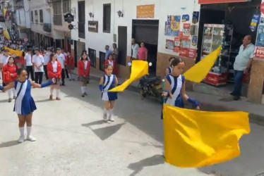 Pácora desfila para celebrar el 7 de agosto