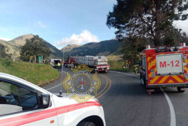 Un joven muerto y su madre herida fue el resultado del choque de una moto contra una tractomula.