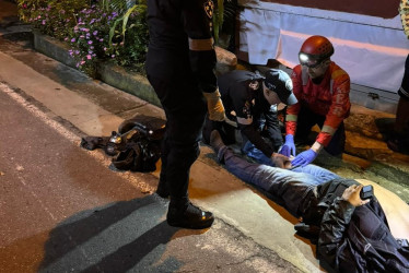 Miembros del Utac atendieron al lesionado, quien cayó de su moto en la vía a Neira.