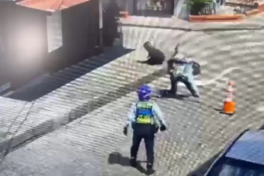 Agente de transito derribó motociclista 