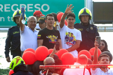 El gimnasta colombiano, Ángel Barajas (2-i) y el gimnasta Jossimar Calvo (c) saludan durante un homenaje a Barajas este martes, en Cúcuta (Colombia).