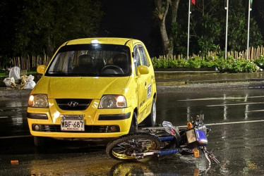 El conductor de una moto resultó lesionado tras chocar con un taxi en el sector de la Plaza de Toros.