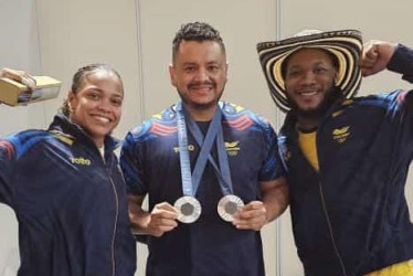 El ansermeño Duván Alfonso Carvajal (c), técnico de Caldas y de Colombia en levantamiento de pesas, con los medallistas de plata en París 2024 Mari Leivis Sánchez y Yeison López