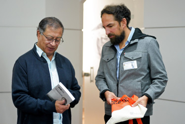 Gustavo Petro (i) hablando con el presidente de la Fundación para la Libertad de Prensa (FLIP), Jonathan Bock, este miércoles en Bogotá (Colombia).