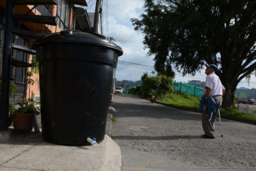 Aguas de Manizales instaló este tanque de agua de 1.000 litros en la calle 107 #34A-23, del barrio La Enea, para abastecer del líquido a los usuarios que se afectarán por el corte.