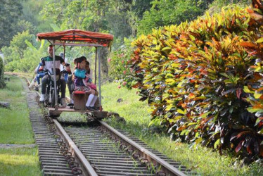 Los rieles de la carrillera en Arauca (Palestina), en el occidente de Caldas, son el medio de transporte para campesinos de la zona, incluidos los niños que van al colegio.