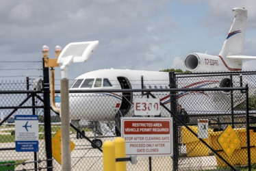 Agentes se encuentran frente a un avión que, según las autoridades, pertenece al presidente venezolano, Nicolás Maduro. Se trasladó al Aeropuerto Ejecutivo de Fort Lauderdale, en Fort Lauderdale, Florida, EE.UU.