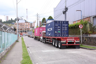 Foto| Luis Trejos | LA PATRIA Tractomulas, camiones y vehículos particulares estacionan en los andenes y obstaculizan la movilidad, según vecinos del sector. 