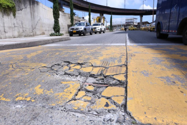 Este es el hueco en la calle 33 B al frente del centro Comercial Fundadores que causa dificultades a los conductores.