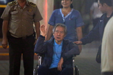 El expresidente peruano Alberto Fujimori, a su salida de la clínica Centenario de Lima, cuando tenía 80 años y aún se encontraba en prisión. Foto de enero del 2018.