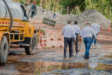 Las obras de la vía Riosucio (Caldas) - Jardín (Antioquia) están manchadas por el incumplimiento del Consorcio Eleín Samaná. Diputados caldenses recorrieron la ruta y encontraron solo 2 kilómetros en pavimento. ¿Qué ocurriría si la obra no se termina a tiempo?