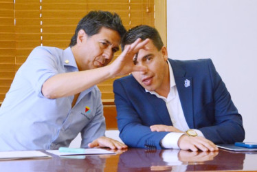 La nueva línea de crédito estará enfocado a las micro y pequeñas empresas de la región. En la foto, el presidente de Bancóldex, Javier Díaz Fajardo (izquierda), y el alcalde de Manizales, Jorge Eduardo Rojas.