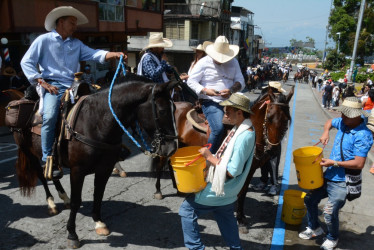 Los caballos tienen puntos de hidratación durante su recorrido en la cabalgata de la Feria de Manizales.