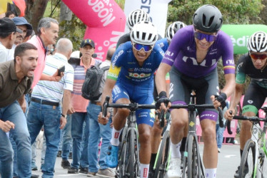 Yesid Pira (izquierda), de 100% Huevos Alcaldía de Manizales - Gobernación de Caldas, fue segundo en la etapa de ayer que terminó al frente de la Plaza de Toros.