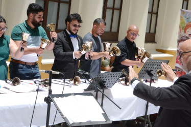 El conjunto de campanas de la Universidad de Puerto Rico fue el encargado de abrir el concierto inaugural de Corearte.