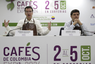 El gerente general de la Federación Nacional de Cafeteros (FNC), Germán Bahamón (izq.), y el presidente ejecutivo de Corferias, Andrés López.