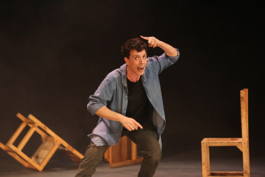 Roberto Peloni, actor de la obra El brote, interpretando a Beto.