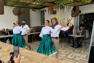 Danzazu, grupo artístico cultural artístico de Aranzazu mostró su talento en la inauguración de las fiestas en el Café Bistrea de Manizales. 