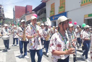 Las delegaciones que acompañaron a sus respectivas bandas, desfilaron con sobrada alegría , expresando cultura y esa  memoria de tradición que se lleva en la sangre.