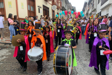 El desfile de las bandas le aportó el toque colorido a las calles de Neira.