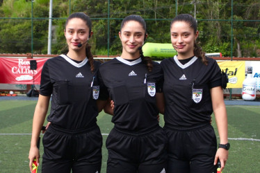 Diana Isabel, Manuela y María Camila, las Trillizas Vásquez Franco, en un partido de la Copa La Patria de Fútbol Femenino.