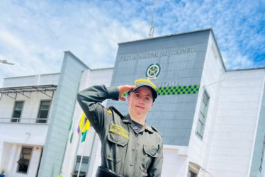 Angélica cumplió su sueño de portar el uniforme de la Policía en Marquetalia (Caldas).