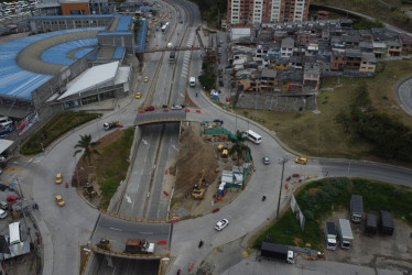 Vista aérea del intercambiador Los Cámbulos, en Manizales. El Instituto Nacional de Vías (Invías) aseguró que las obras se entregarán en noviembre de 2024, según el contrato. LA PATRIA le presenta los trabajos pendientes, tras consultar a la entidad nacional.