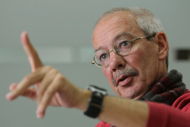  Fotografía de archivo del 11 de mayo de 2011 del escritor colombiano, Jorge Enrique Botero, hablando durante una entrevista con EFE en Bogotá (Colombia).