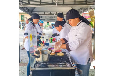 Chinchiná celebra el mes del Patrimonio. Los Vigías del Patrimonio organizaron conversatorios históricos y culturales. El lunes fue la fiesta de la arepa en el Parque de Bolívar, las elaboraron de distintos sabores.