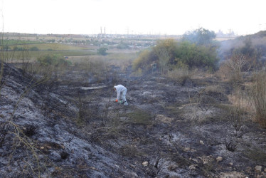 La Unidad de Desactivación de Explosivos de la Policía de Israel examina la escena del impacto de un misil tierra-tierra cerca de Kfar Daniel, en el centro de Israel.