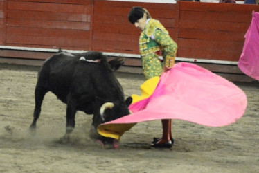 El novillero Nicolás Vanegas, de Ginebra (Valle del Cauca), fue el más aclamado por el público en una noche de la temporada 2023 en la Feria de Toros y Ciudad en la Plaza de Toros de Manizales.