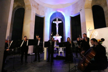 La Orquesta de Cámara de Caldas se presentó ayer en el Cementerio San Esteban. 