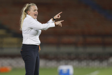 La seleccionadora Roos Kwakkenbos de Países Bajos en el partido de los octavos de final de la Copa Mundial Femenina sub-20.