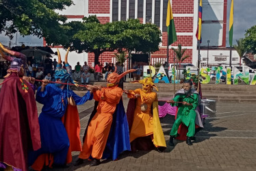 El Parque de Bolívar de Palestina sirvió de tarima para presentar la obra Dionisio el diablo. El municipio celebra el noveno Festival de Teatro.