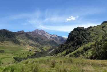 En la foto, el valle de las Nereidas, donde la Chec adelanta un proyecto de exploración de geotermia. Esta fuente de energía podría abastecer una ciudad como Manizales. Además, Caldas ya se adentra en el estudio de hidrógenos verde y blanco, combustibles con potencial a largo plazo, según expertos.