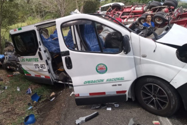 Una buseta y un tractocamión chocaron en la vía La Dorada - Honda. Hubo cinco muertos y dos heridos.