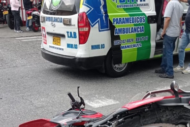 Un motociclista resultó lesionado tras chocar contra un taxi en el Centro de Manizales.