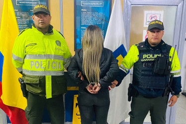 Según la Policía, la mujer intentó agredir y amenazó a los uniformados.