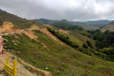 Carreteras como estas en predios aguacateros de Salamina (Caldas) generan derrumbes que enlodan las quebradas. La Red de Veedurías Ambientales de Caldas se reunió el pasado viernes en Salamina para hablar de los retos ecológicos del cultivo de aguacate Hass. Hay preocupación por la contaminación del agua y eventuales sequías.